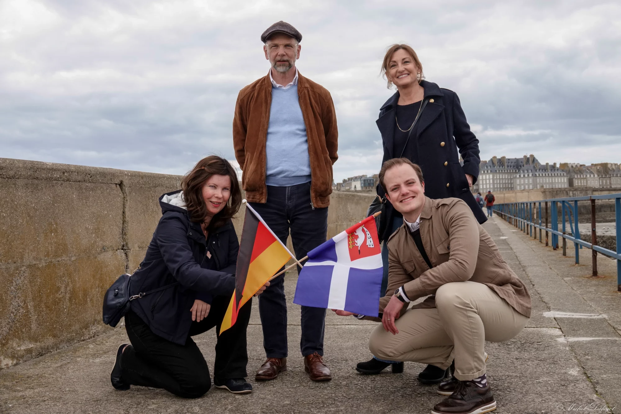 Le bureau de l'association, posant avec les drapeaux allemand et malouin.