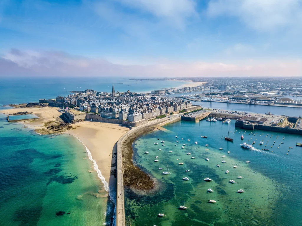 La ville de Saint-Malo, vue du ciel. On voit le quartier Intra-Muros, entouré par ses remparts et par la mer.