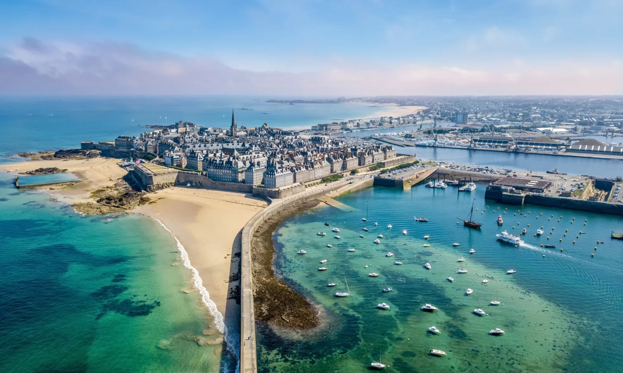 La ville de Saint-Malo, vue du ciel. On voit le quartier Intra-Muros, entouré par ses remparts et par la mer.