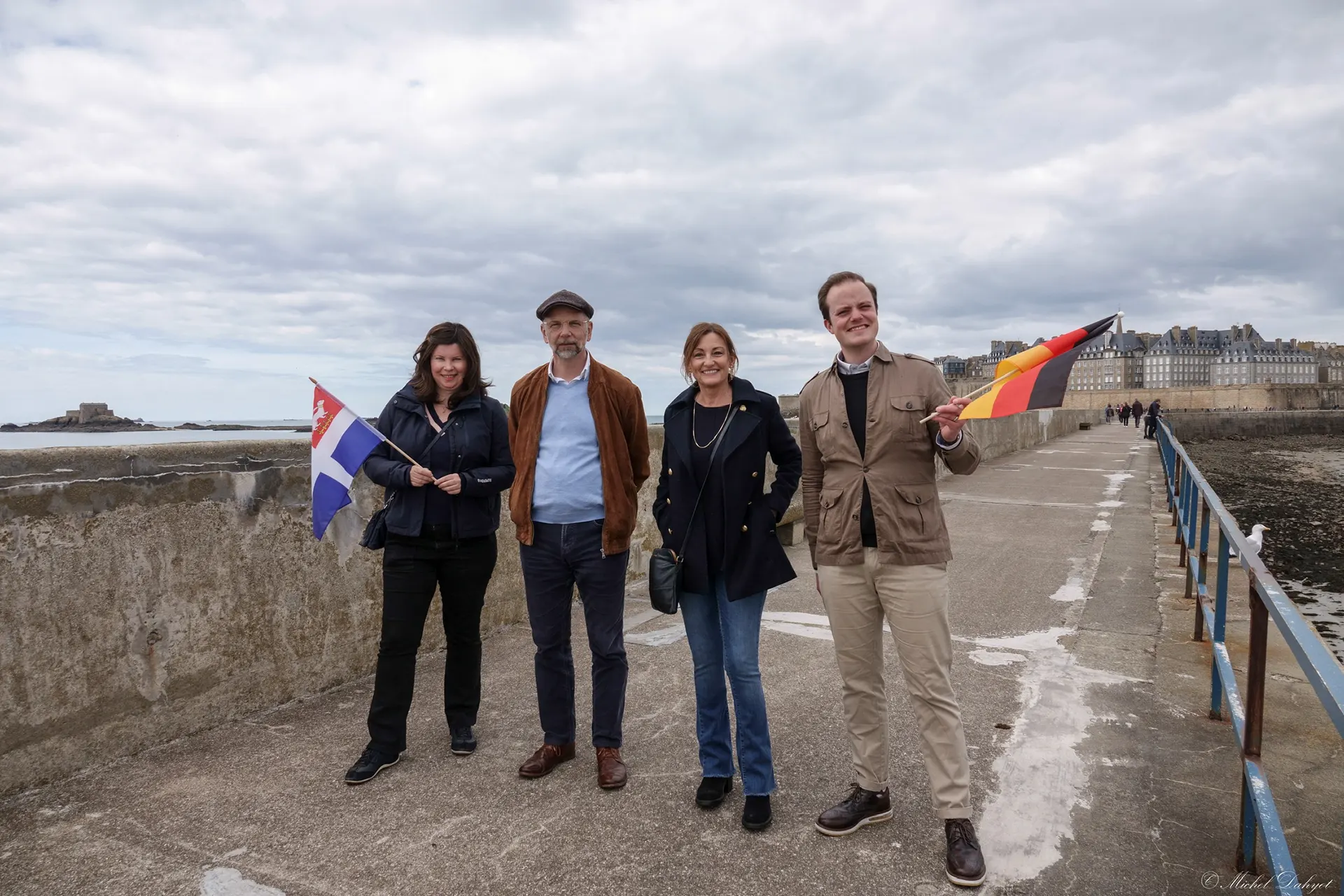 Le bureau de l'association, posant avec les drapeaux allemand et malouin.